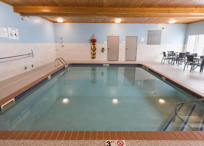Holiday Inn Express&Suites Marquette, an IHG Hotel