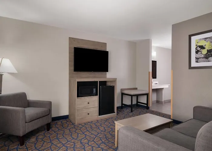 Baymont By Wyndham Waukesha