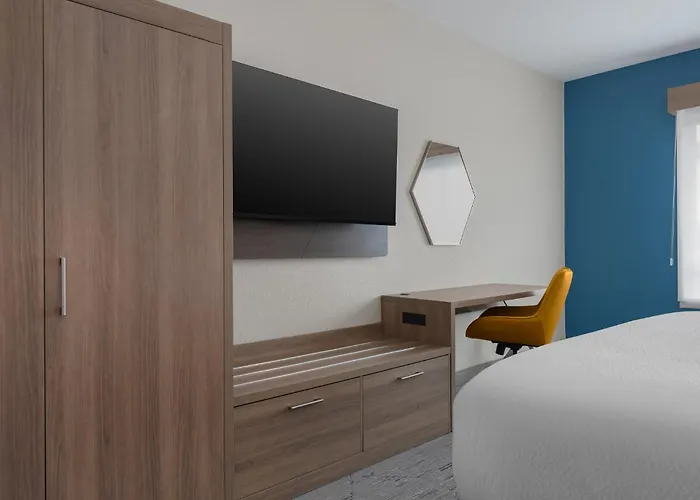 Holiday Inn Express & Suites Alexandria By Ihg