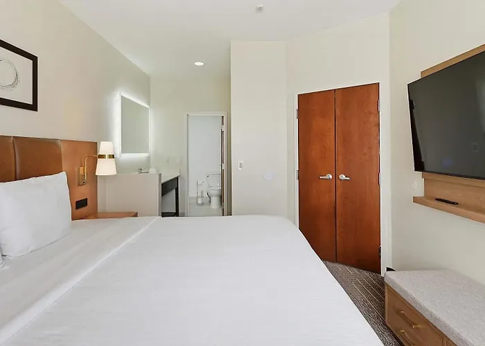 Best Western Plus Hannaford Inn & Suites