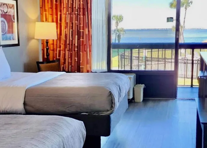 Quality Inn & Suites Gulf Breeze Bayside Near Pensacola Beach