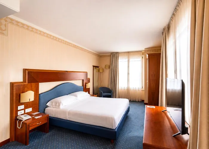 Phi Hotel Astoria