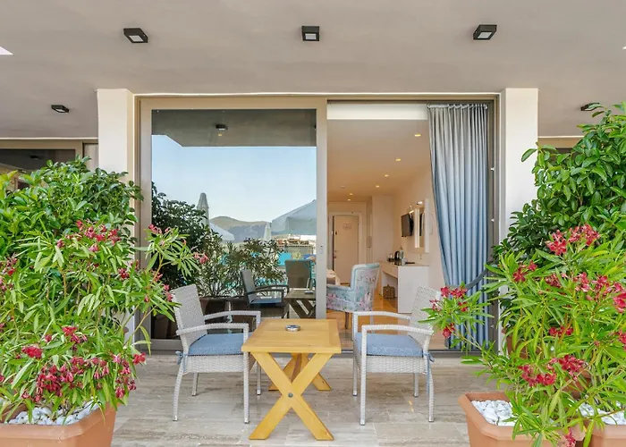 Oasis Hotel (Adults Only)