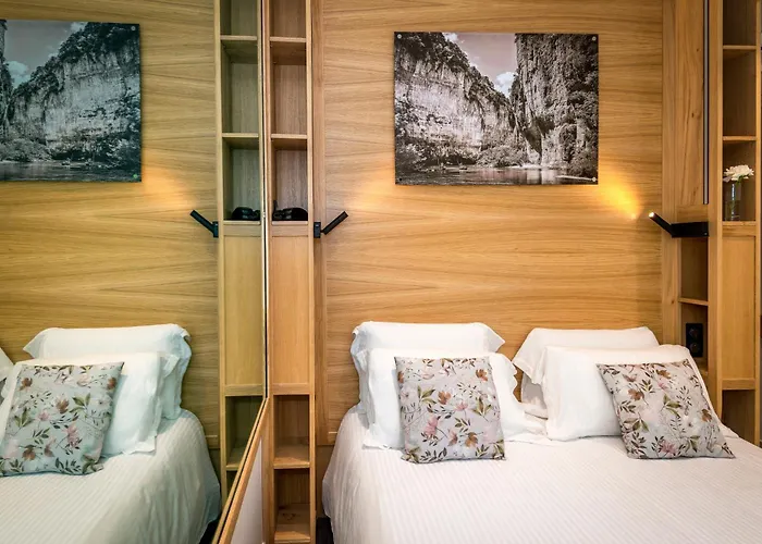 Logis Hotel Restaurant Les 2 Rives - A75, En Bordure De Riviere