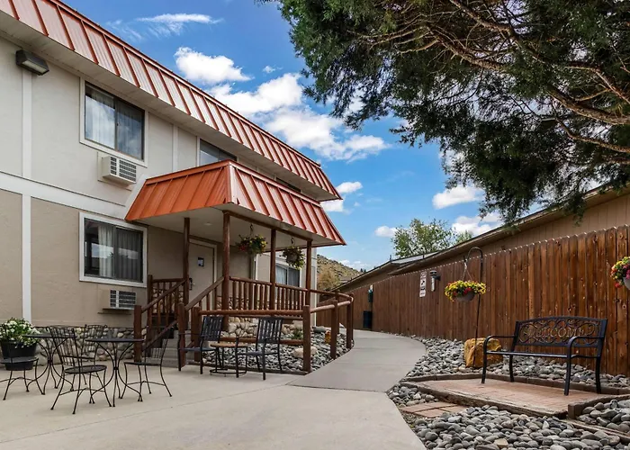 Super 8 By Wyndham Cody Hotel