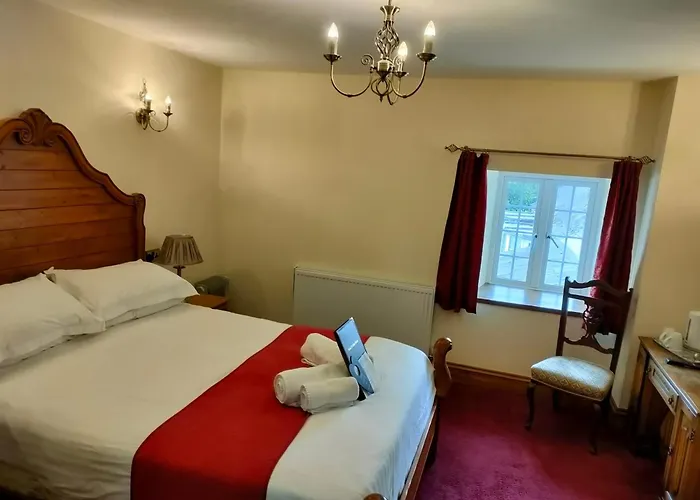 Two Bedroom Lodge & Hotel Rooms In The Country - Restaurant Bar Onsite