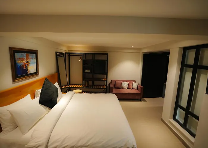 The Avenue Hotel