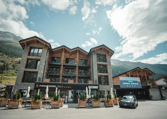 Hotel Porta Cervino - Parking & Dining