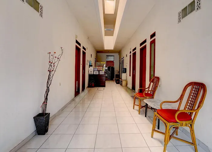 Oyo 92725 Regol Srimahi Residence