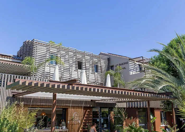 Hôtel les jardins du canal - solaire eco responsable - piscine - parking - garage - bornes électriques - accueil vélos - kids friendly Aigues-Mortes