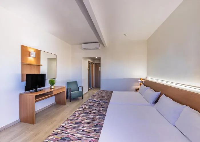 Hotel Alone
