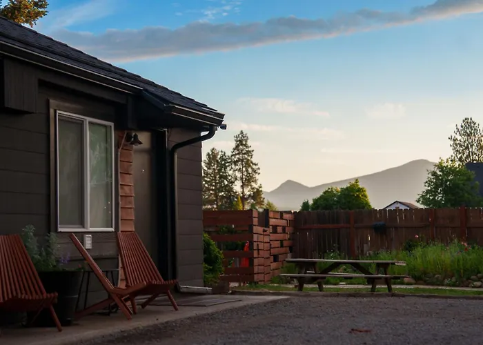 The Stranger Lodge - Pet Friendly Sisters