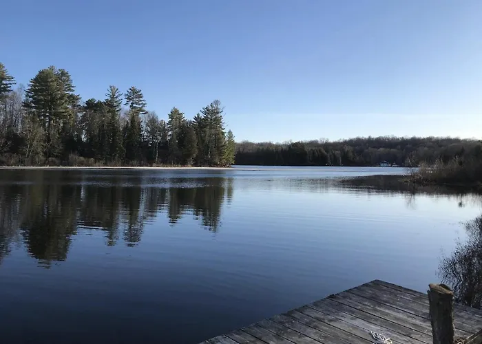 Quiet Bay Lakeside Escape