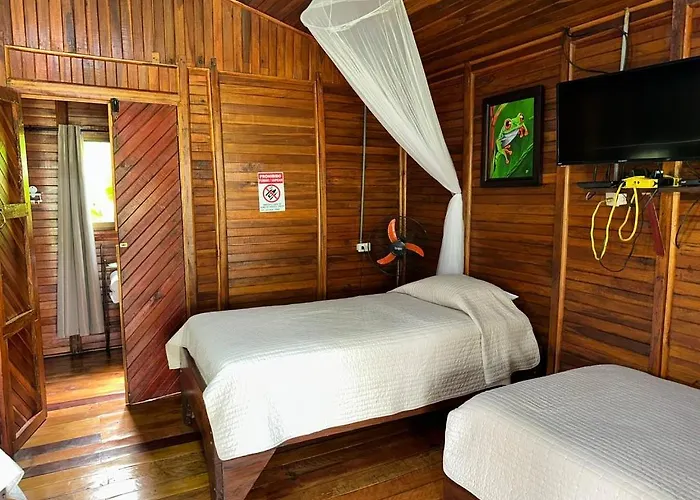 Cabanas Los Laguitos Rio Celeste