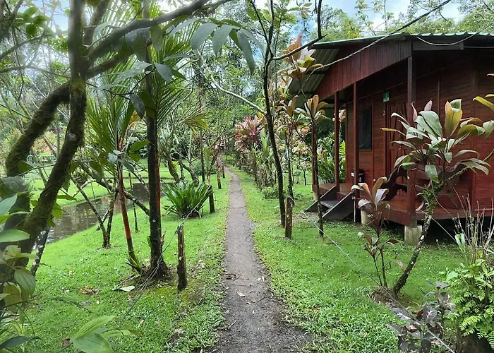 Cabanas Los Laguitos Rio Celeste