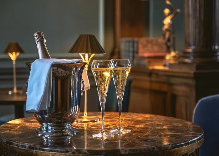 Le Château D'Etoges - Les Collectionneurs
