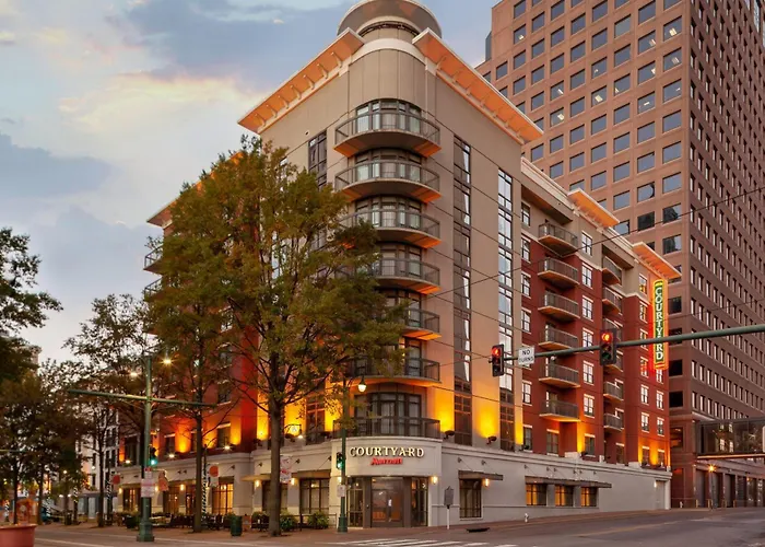 Courtyard Memphis Downtown Hotel