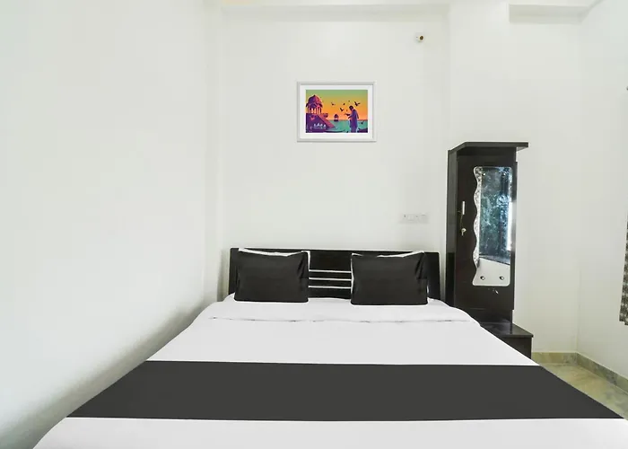 Hotel O Chandra Vilas