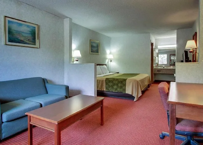 Econo Lodge Inn & Suites Forest