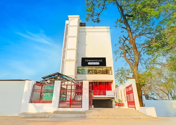 Super Townhouse Patel Nagar Near Saharanpur Chowk Dehradun Formerly Calista Square