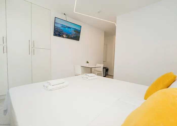 Avis Hotel