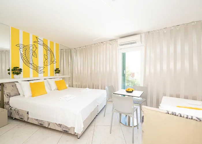 Avis Hotel