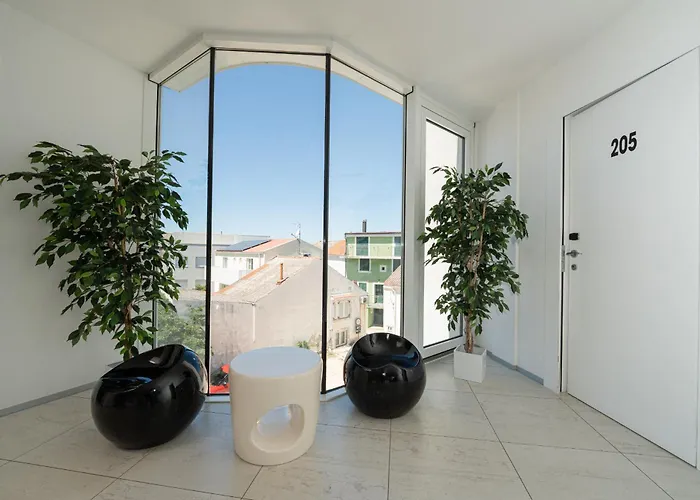 Avis Hotel