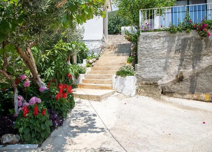 Uzeiri Guest Hotel