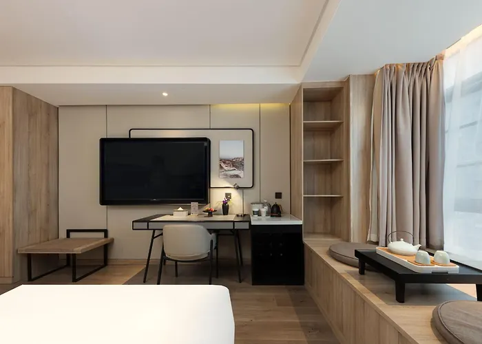 Atour Hotel West Plaza Of Guiyang North Railway Station