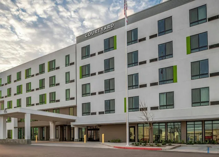 Courtyard By Marriott Woodland