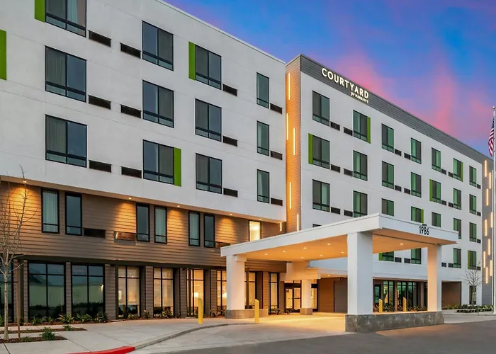 Courtyard By Marriott Woodland