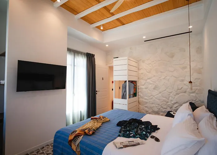 Skyron Hotel