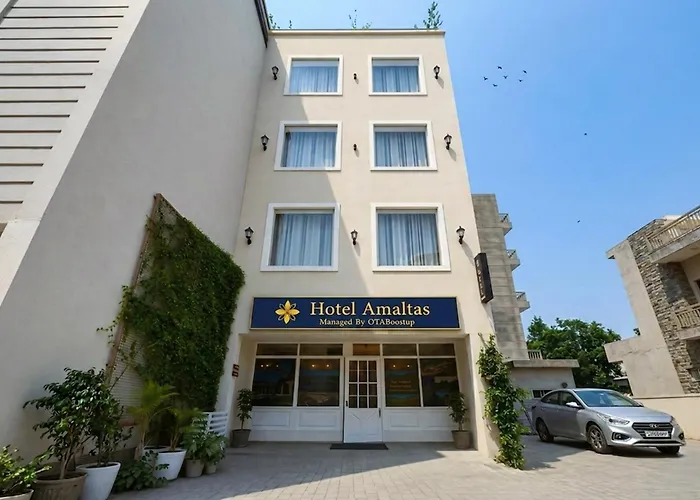 Hotel Amaltas Nayagaon Near Pgi & Pec College