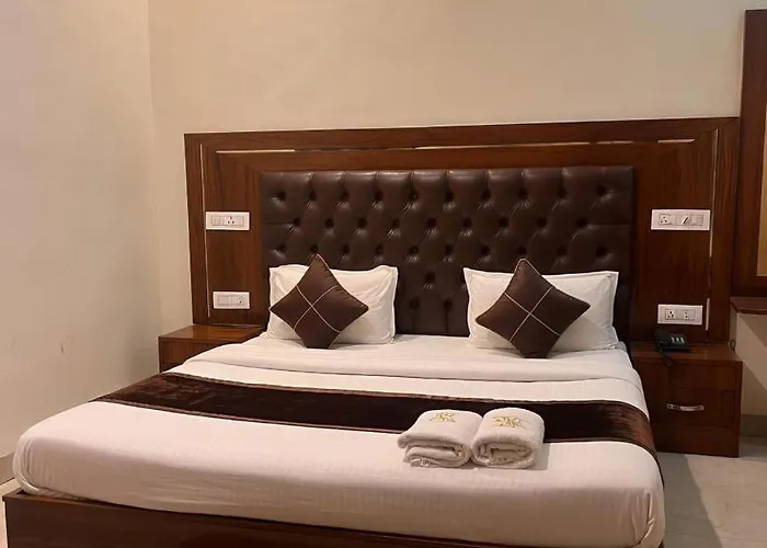 Hotel Woodcresstt Zirakpur !! Budget Friendly Stay With Airport Access