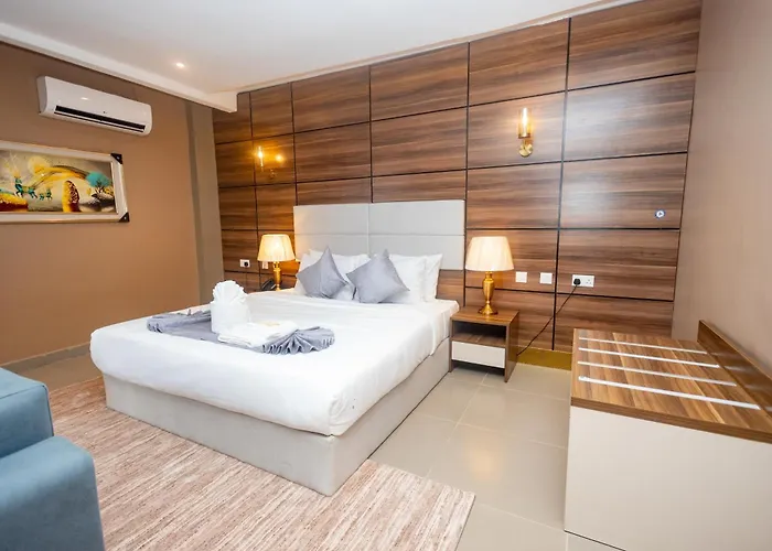 Diamond Den Hotel And Suites