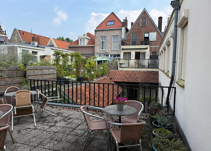 Hotel Hanzestadslogement De Leeuw in het centrum, Snoepwinkel, Hanzemuseum, Koffieschenkerij met Binnenplaats, Kamers met keukentje en Ontbijtservice Deventer