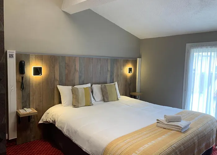 Brit Hotel Bleu Nuit Saintes