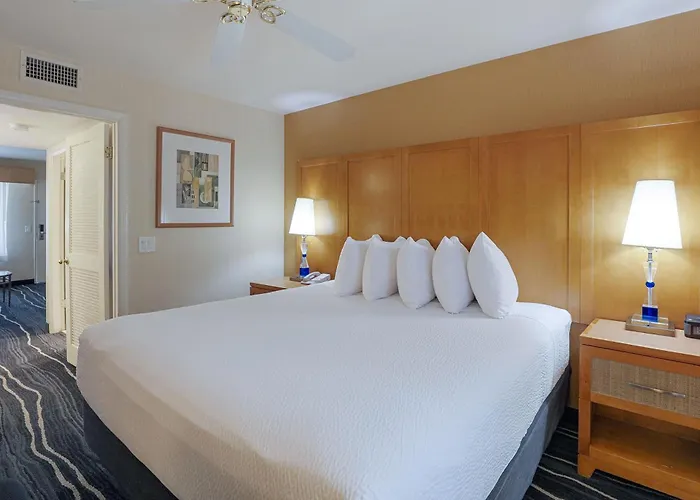 Ramada By Wyndham Costa Mesa/Newport Beach