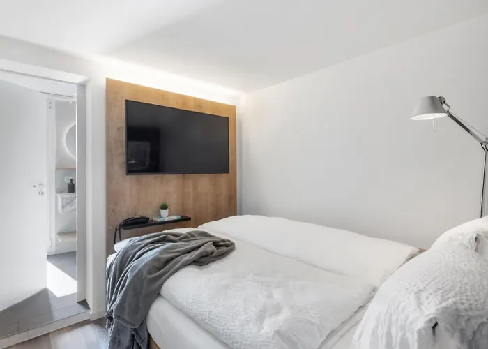 Ascona Lodge, Pool & Garden Retreat