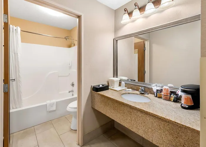 Quality Inn & Suites Lawrence - University Area
