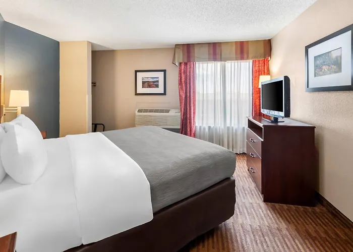 Quality Inn & Suites Lawrence - University Area