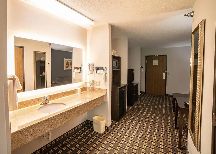 Quality Inn & Suites Watertown Near Prairie Lakes Ice Arena