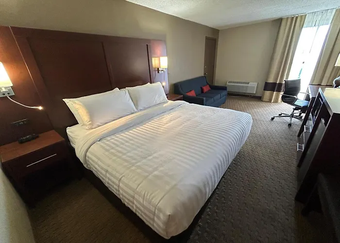 Best Western Rochelle Inn & Suites Near Dekalb