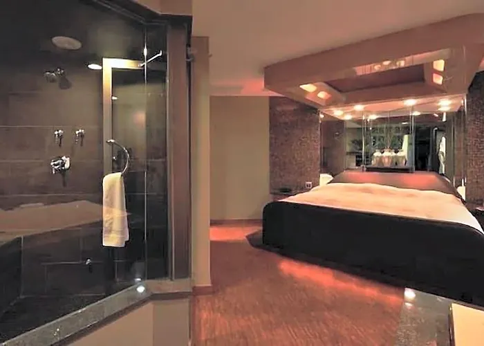 The Champagne Lodge And Luxury Suites