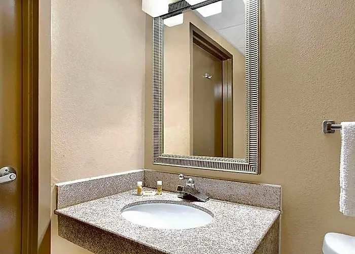 Days Inn By Wyndham Newport News City Center Oyster Point