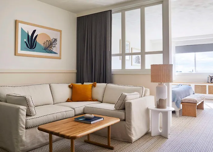 Wayfinder Newport Hotel