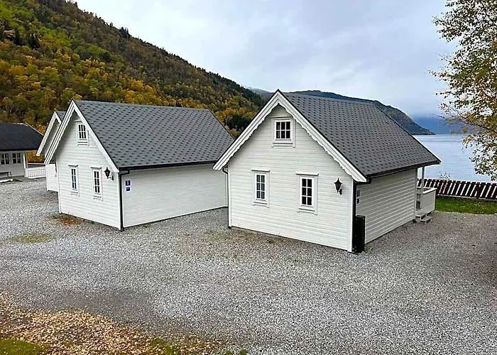 Spacious 6-Person Holiday Park Home In Kinsarvik