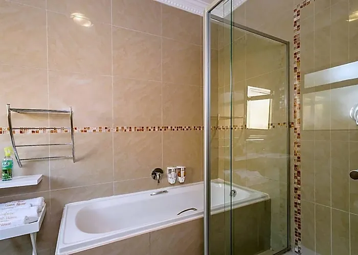 Ezulwini Guest House - Relaxing Queen Room With Balcony In Balito, South Afirca