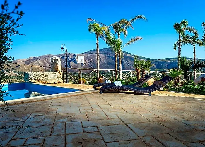 Villa In Sicily Near Guidaloca Bay