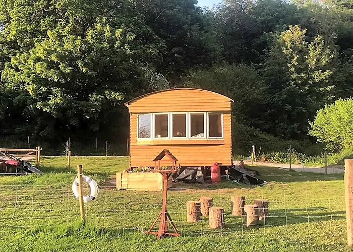 Shepherds Huts Ham Hill, 2 Double Beds, Bathroom, Lounge, Diner, Kitchen, Love Dogs & Cats Looking Out To Lake And By Ham Hill Country Park Plus Parking For Large Vehicles Available Also Great Deals On Workers Long Term This Is The Place To Relax And